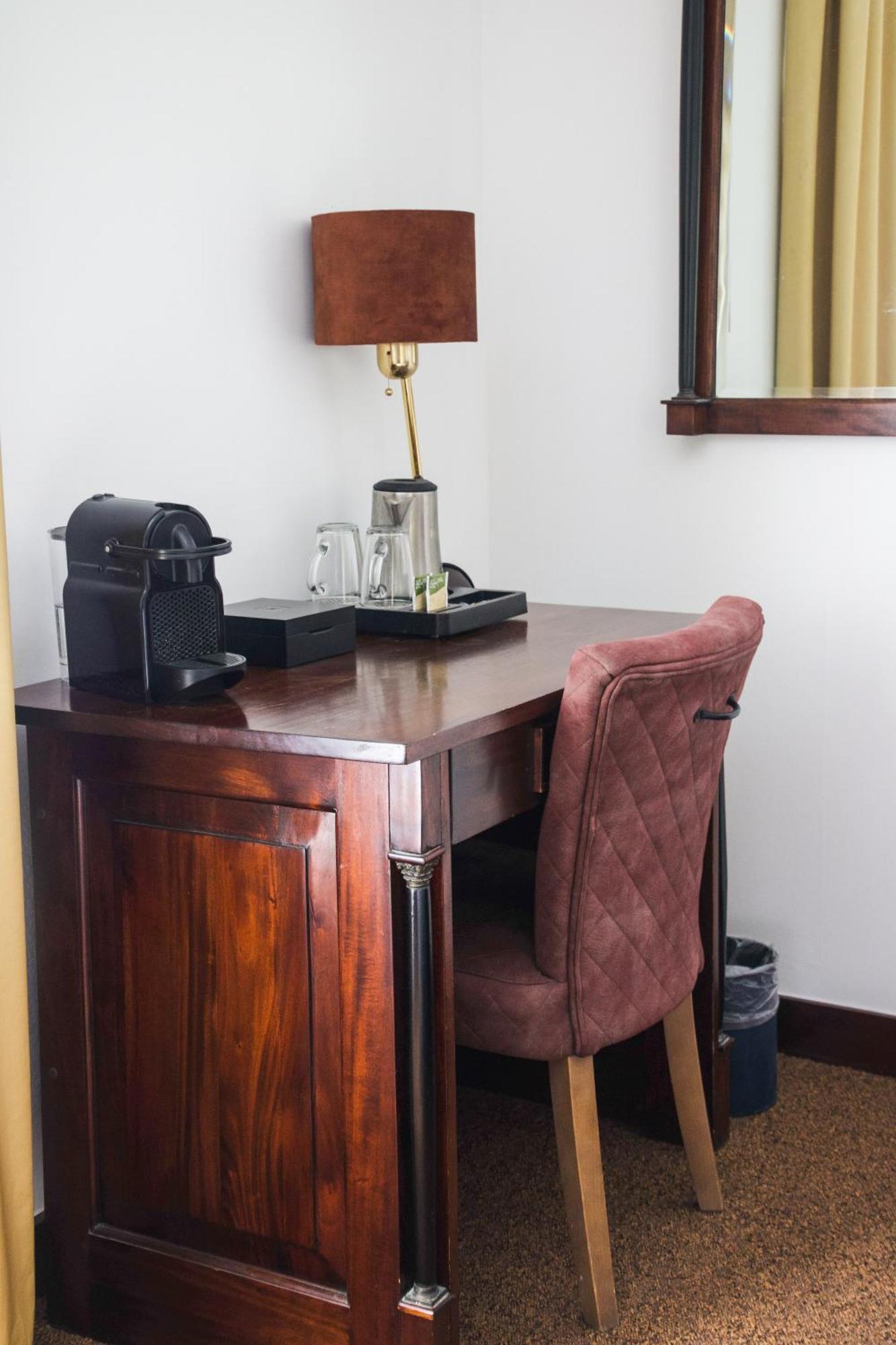 Tweepersoonskamer met 2 Aparte Bedden en Badkamer